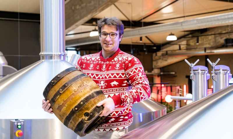 Stadshaven brouwer met houten fust Icebreaker bier